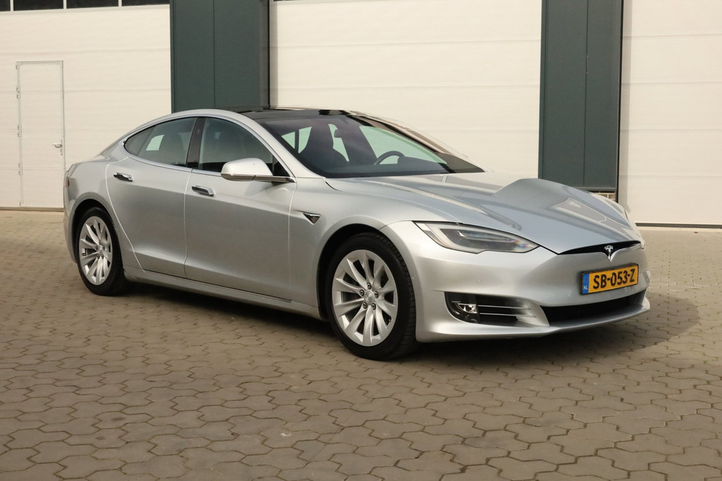 Tesla Model S 75D Base - AWD - Panorama 51860778-0.jpg | De Occasion Fabriek