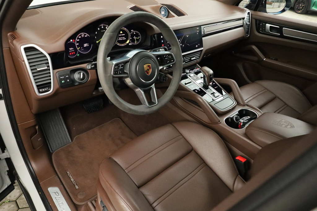 Porsche Cayenne Coupé 3.0 E-Hybrid Platinum Edition - Pano - Chrono - Bose - Sportuitlaat 52003296-0.jpg | De Occasion Fabriek