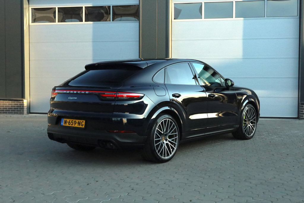 Porsche Cayenne Coupé 3.0 E-Hybrid Pano Carplay Softclose Sportpijpen 18weg PDLS 54942921-0.jpg | De Occasion Fabriek