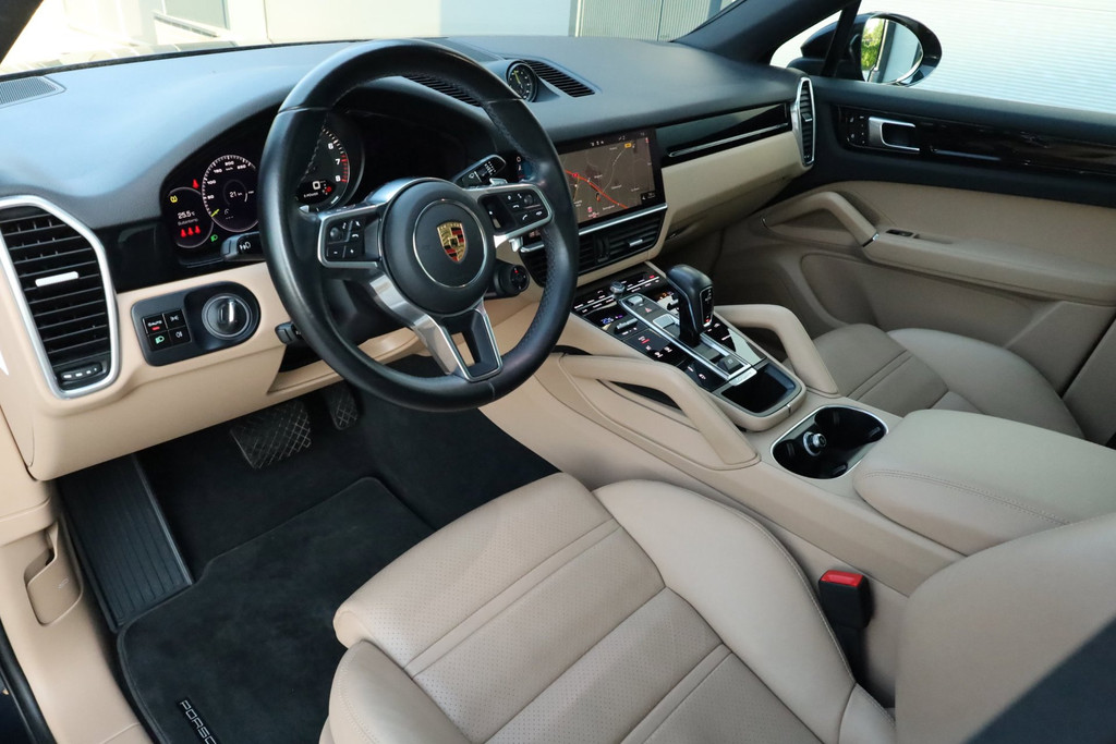 Porsche Cayenne Coupé 3.0 E-Hybrid Pano Carplay Softclose Sportpijpen 18weg PDLS 54942921-0.jpg | De Occasion Fabriek